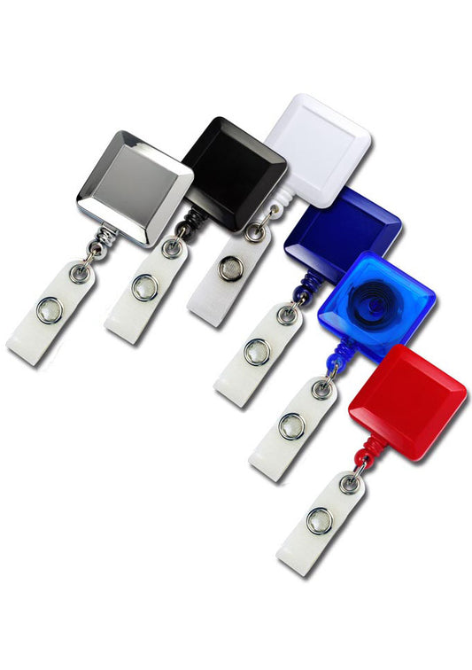 Quadratische Ausweishalter mit Clip und ausziehbarer Schnur, in den Farben Silber, schwarz, weiß, blau und rot. Mit transparente Kunststofflasche mit Metallknopf zur Befestigung eines Ausweises oder einer Karte.