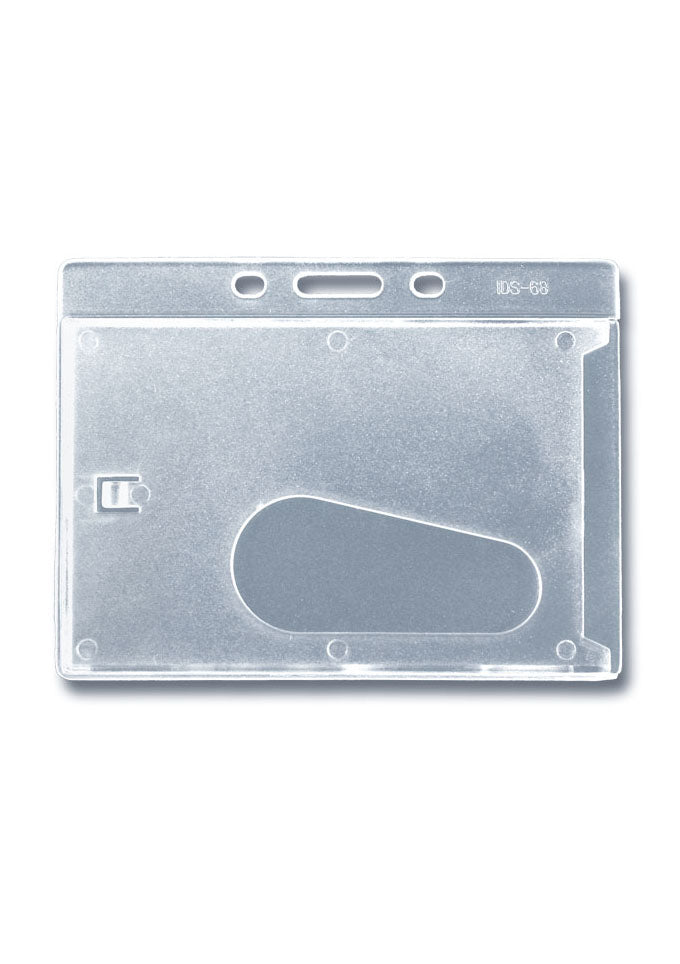 Kartenhalter aus transparent-mattem Polycarbonat (IDS-68), mit Langloch, zwei Rundlöchern und Daumenausschub. Passend für alle Blanko-Plastikkarten nach ISO-Standard (54 x 86 mm) Horizontal tragbar.
