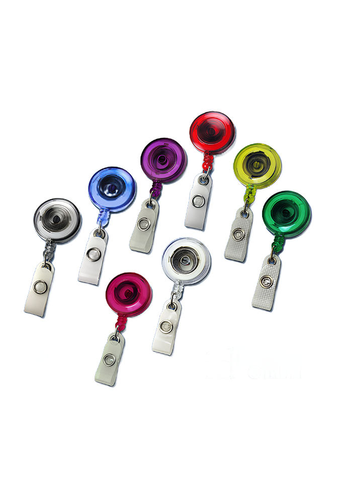 transparente, runde Ausweishalter mit ausziehbarer Schnur und Clipband, in verschiedenen Farben: Silber, Blau, Lila, Rot, Gelb, Grün, Pink und Klar. Jeder Halter besitzt einen Metallclip am unteren Ende zum Befestigen von Ausweisen.